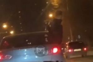 В Пензе мужчина справил малую нужду из окна едущего автомобиля