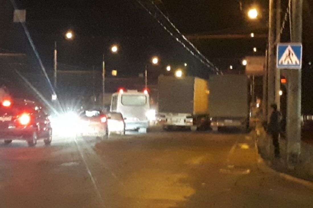 В пензенском микрорайоне Терновка две фуры перегородили дорогу