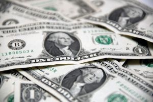 Курс доллара на биржевых торгах теряет в весе