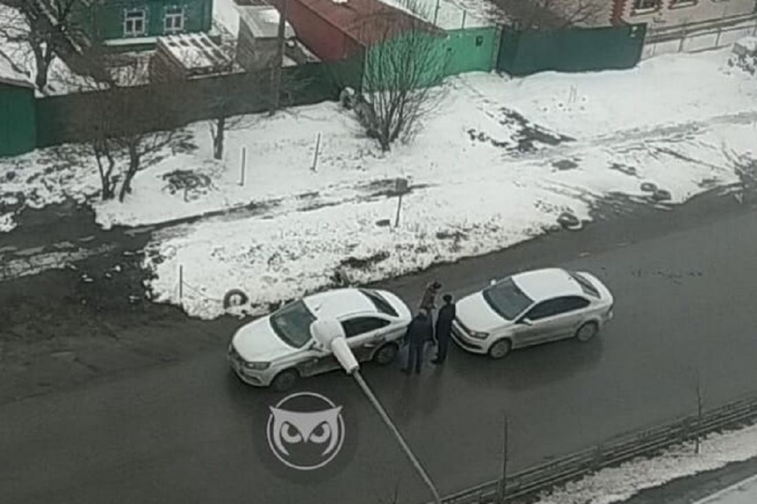 В Пензе на пустой дороге столкнулись два легковых автомобиля