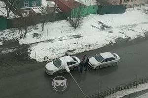 В Пензе на пустой дороге столкнулись два легковых автомобиля