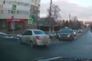 В Пензе водитель такси не ожидал подвоха и протаранил автомобиль