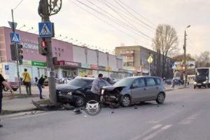 В Пензе после столкновения с иномаркой легковушка врезалась в столб