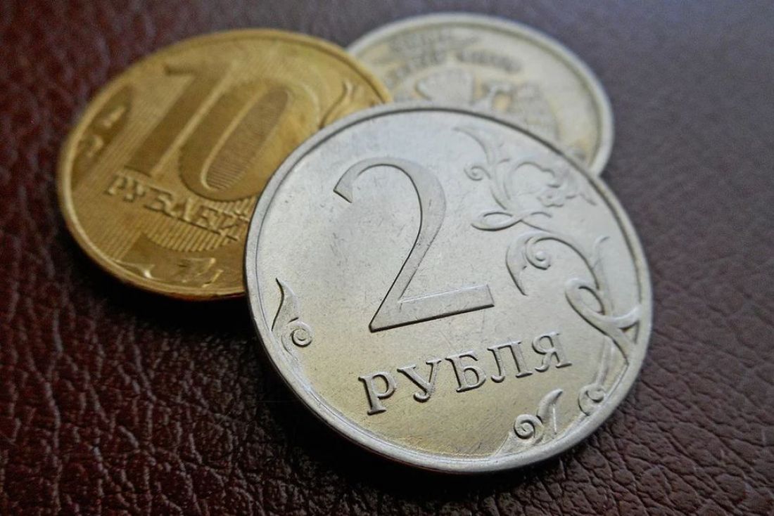 На биржевых торгах курс рубля снова пошел вниз