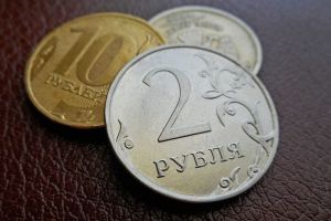 На биржевых торгах курс рубля снова пошел вниз