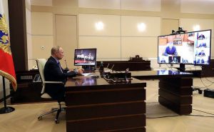 Владимир Путин пожилым россиянам: «Если хотите сохранить жизнь и здоровье, оставайтесь дома»