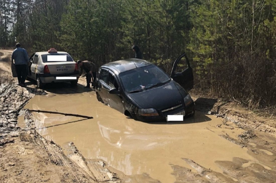 В Пензе девушка-водитель угодила в огромную яму с водой