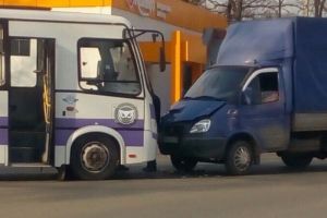 В Заречном лоб в лоб столкнулись автобус и грузовая «ГАЗель»