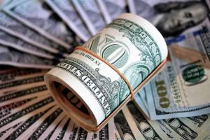 Курс доллара на биржевых торгах утром начал снижение