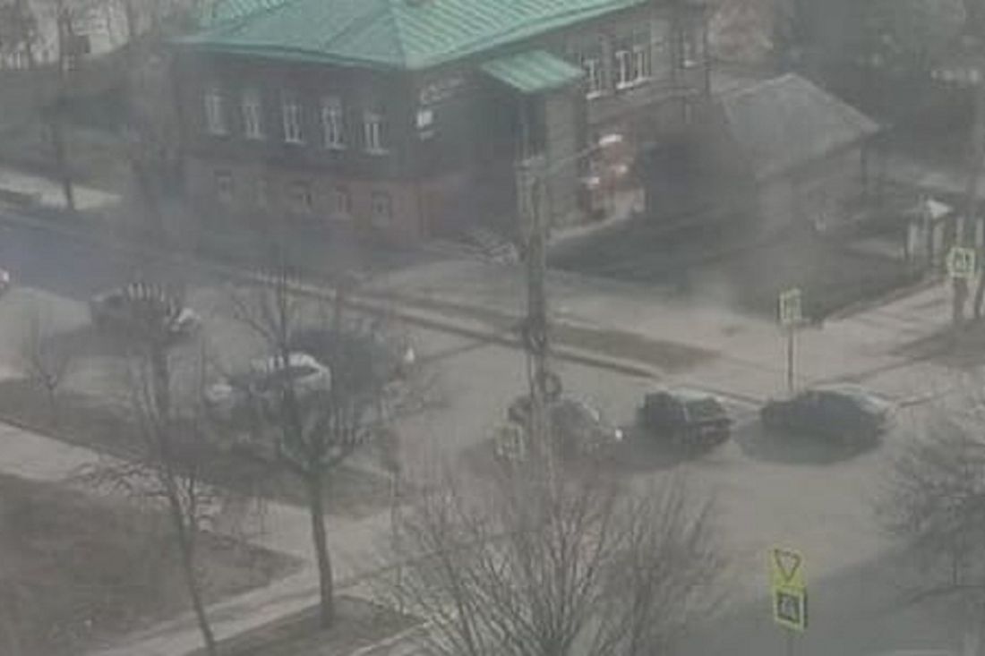 На видео попали последствия жесткой аварии в Пензе
