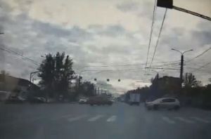 В Пензе «Лада», нарушая правила, едва не спровоцировала два ДТП