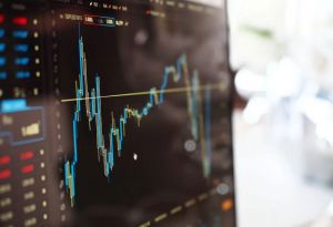 Курс рубля продолжает укрепление на валютной бирже