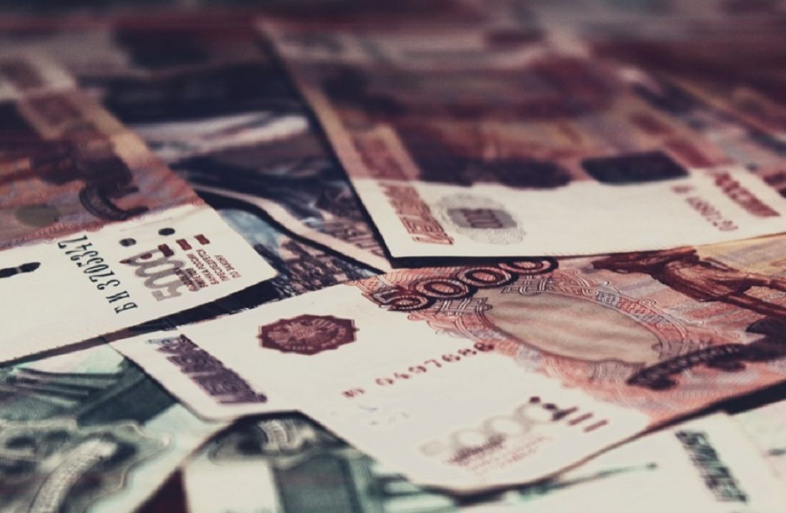 Курс рубля на биржевых торгах остается стабильным