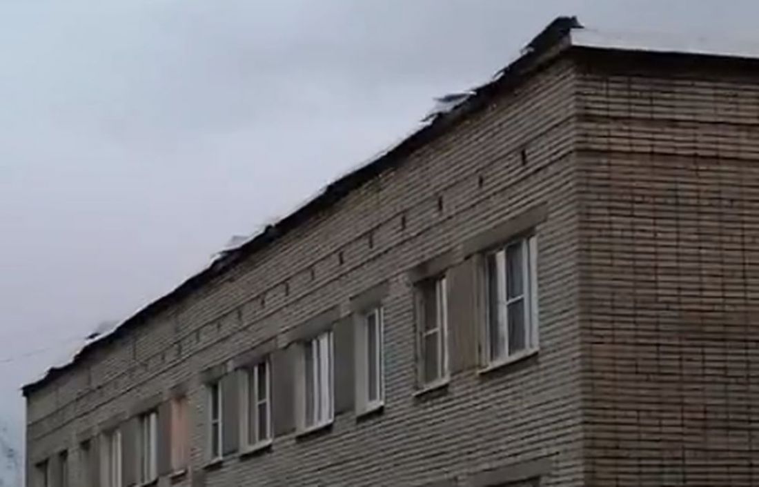 «Ужасающее зрелище». В Пензе сняли на видео дом с машущей крышей