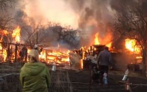 Очевидцы рассказали, как спаслись жильцы сгоревшего на станции Арбеково дома
