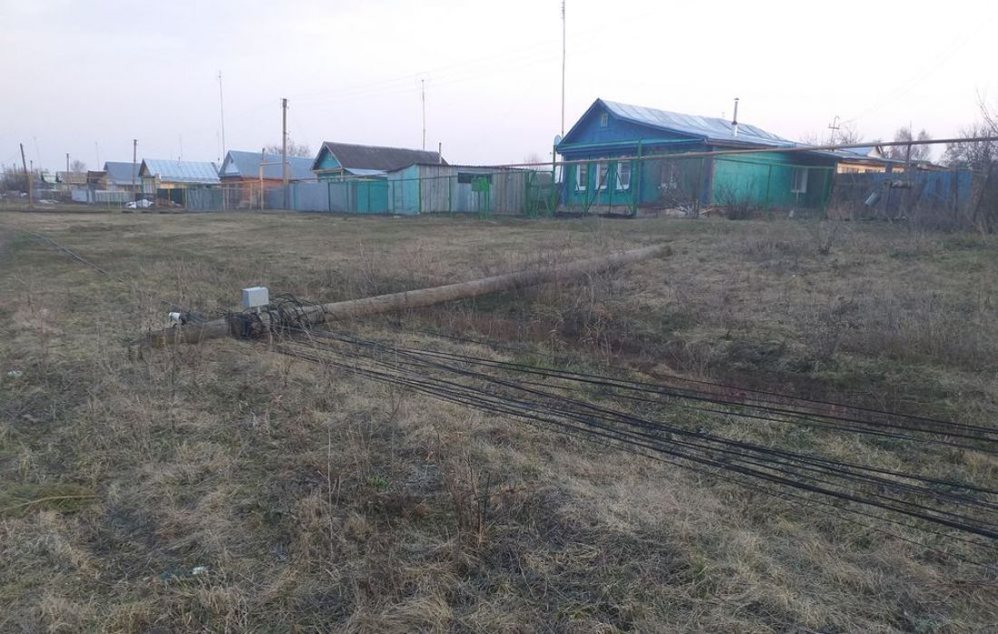 В Пензенской области рухнули столбы с проводами