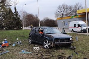 На месте «скорая». В Пензе в серьезном ДТП разворотило иномарку