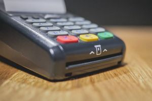 Банк «Открытие» объявил о снижении комиссии за эквайринг