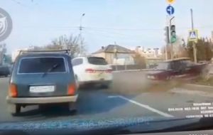 Момент жесткого ДТП на ул. Антонова в Пензе попал на видео