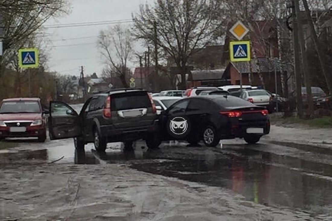 Попавшие в аварию иномарки затруднили движение транспорта в Пензе