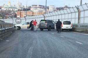 Утром несколько авто влетели в отбойник на Измайловском мосту в Пензе