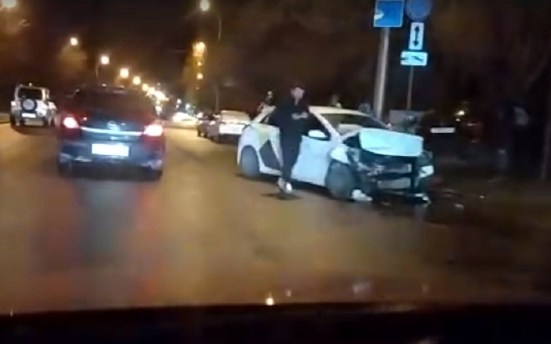 В Пензе возле гостиницы машина такси попала в ДТП. Видео