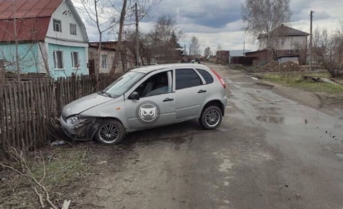 В Кривозерье в Пензе машина врезалась в забор