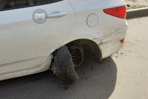 На улице Одесской в Пензе у иномарки вывернуло колесо
