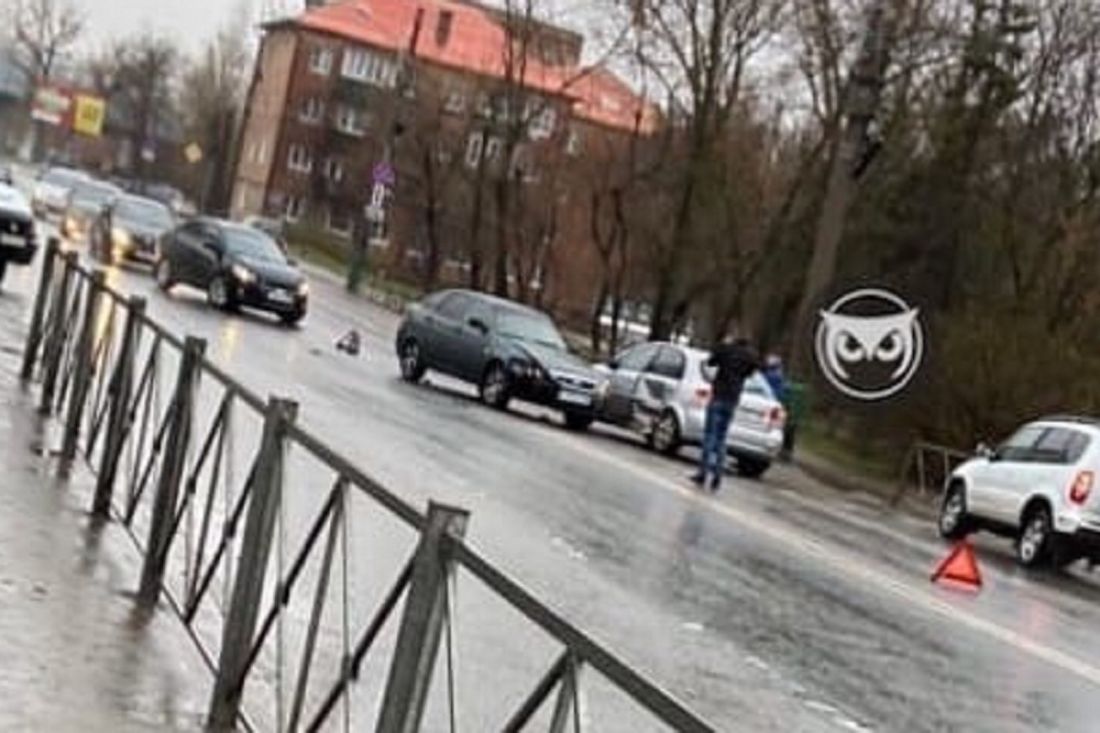 В Пензе «ВАЗ» вмял дверь иномарки в салон