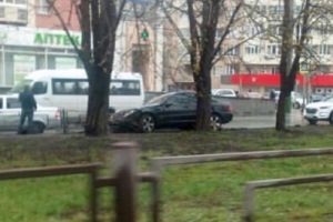 В Пензе иномарка снесла дорожное ограждение. Фото