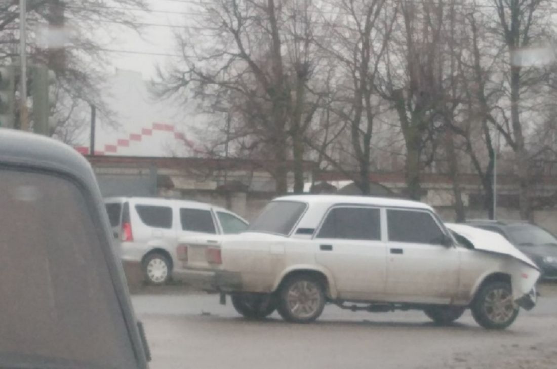 В Кузнецке «семерка» попала в ДТП и осталась без капота