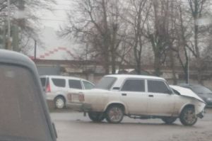 В Кузнецке «семерка» попала в ДТП и осталась без капота