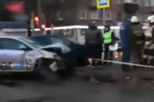К месту жесткого ДТП в Пензе прибыли сотрудники МЧС и реанимобиль. Видео