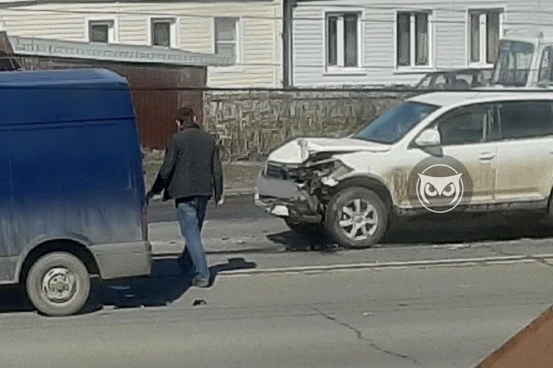 В пензенской Терновке кроссовер жестко «догнал» микроавтобус