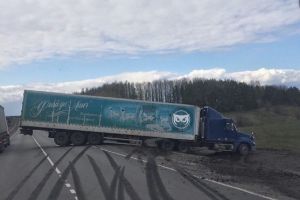 В Пензенской области фура перегородила трассу