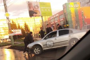 В Пензе автомобиль провалился в траншею для бордюра