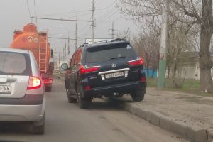 Пензенцев возмутил наглый водитель на «Лексусе»