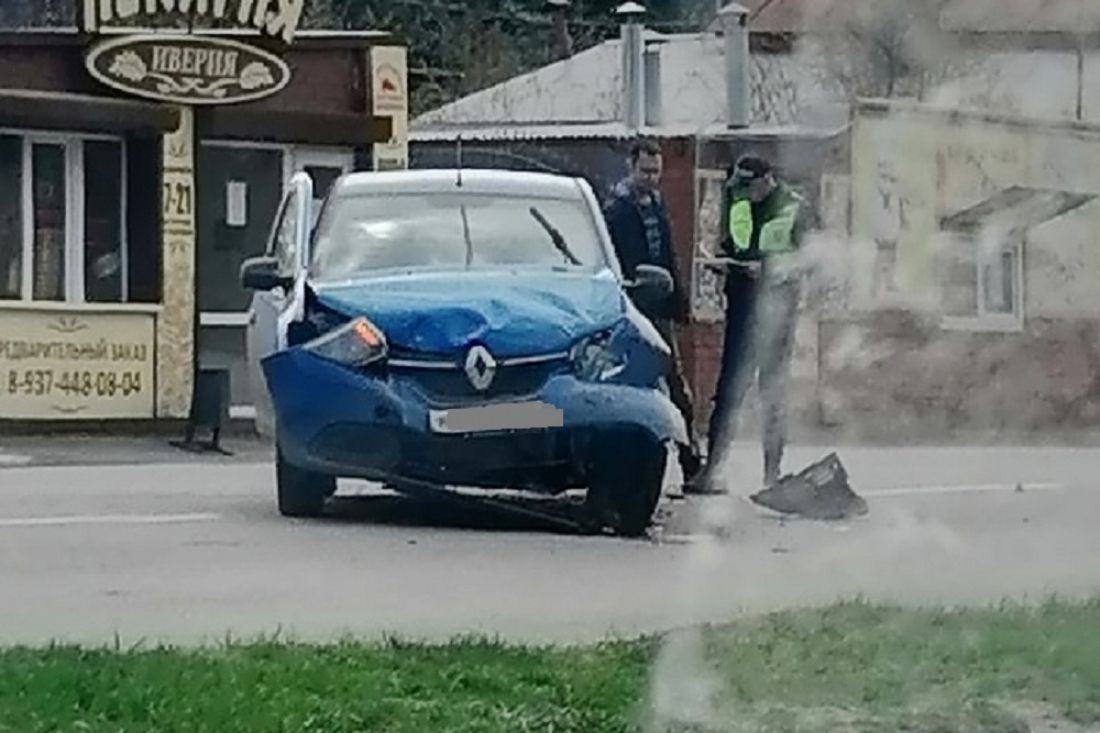 В Кузнецке в ДТП разворотило иномарку. Видео