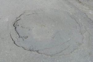 Возле многоэтажки в Пензе начал проваливаться асфальт
