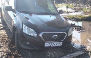 Под Пензой в грязи увяз легковой автомобиль