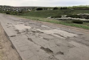В Пензенском районе уже несколько лет не ремонтируют дорогу-решето. Фото