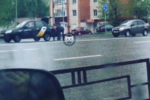 На проспекте Победы в Пензе легковушка «догнала» такси
