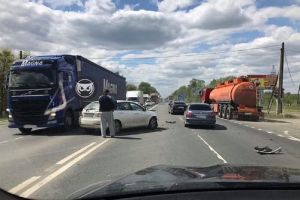 Фрагменты попавшей в ДТП иномарки разлетелись по дороге на выезде из Пензы
