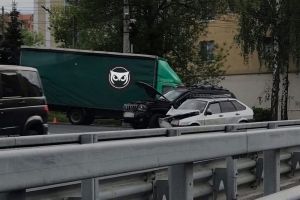 В центре Пензы в жесткую аварию попали джип и «девятка»