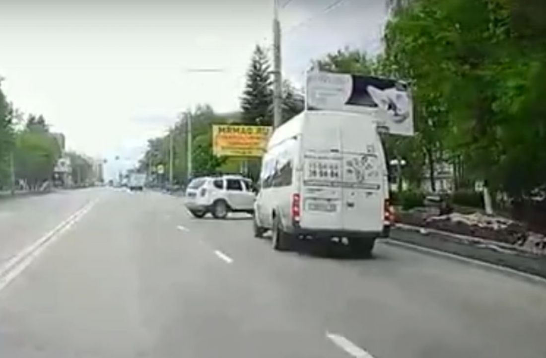 В центре Пензы водитель опасно подрезал маршрутное такси
