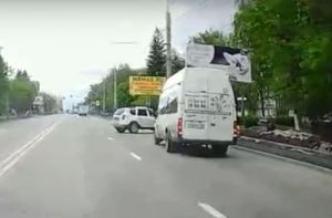 В центре Пензы водитель опасно подрезал маршрутное такси
