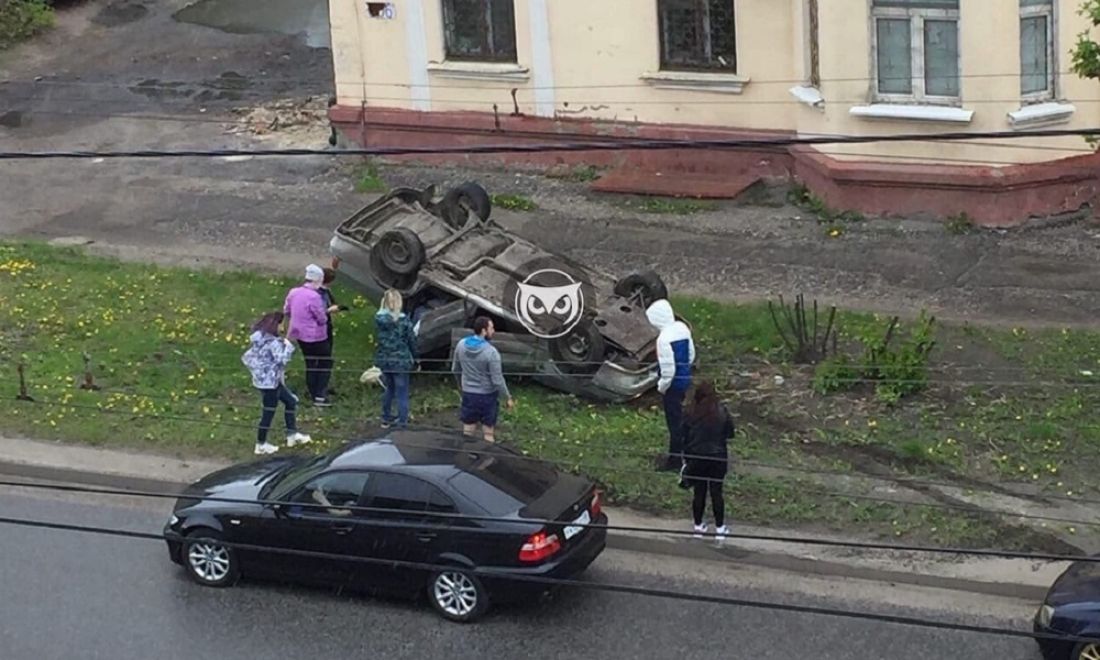 На улице Калинина в Пензе перевернулся автомобиль
