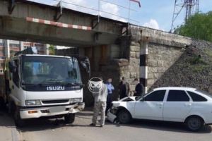 В Пензе под железнодорожным мостом столкнулись автомобили
