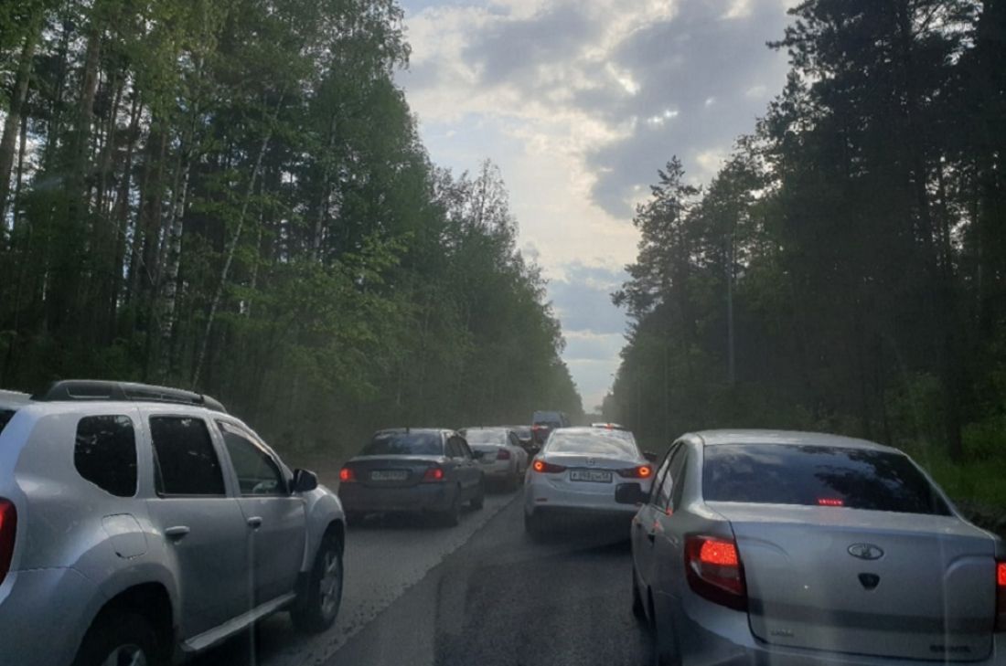 На въезде в Пензу образовалась огромная пробка в обе стороны