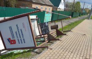 В Пензе опрокинулся и разбился остановочный павильон